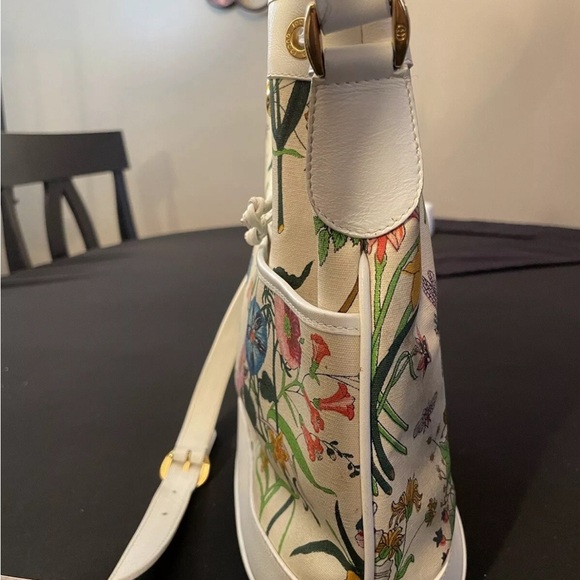 Gucci Vintage Flora White Leather Drawstring Bag-Authenticated - Picture 7 of 15